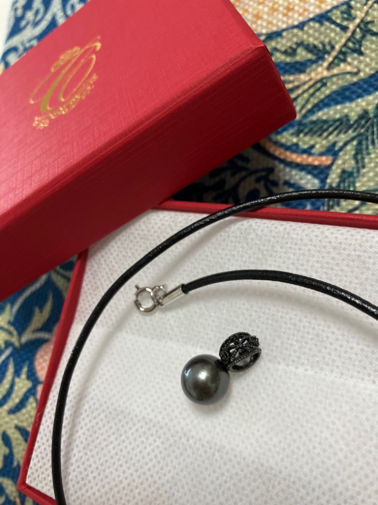 黒真珠　10㎜　　ペンダントトップ 10mm 黒蝶真珠 ペンダントトップ 凛と輝く存在感！ブラックで