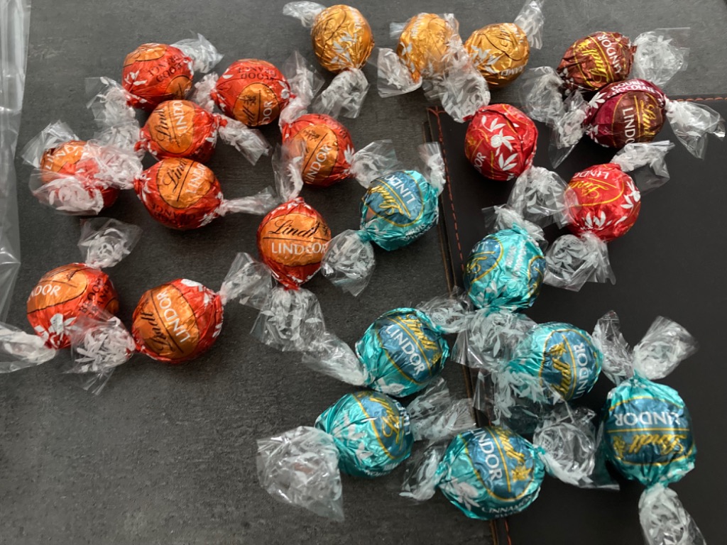 Lindt Chocolate Boutique クリアランスL×4袋 Amazon.co.jp: Lindt Lindt Chocolate Lindor, 16 Types, 40