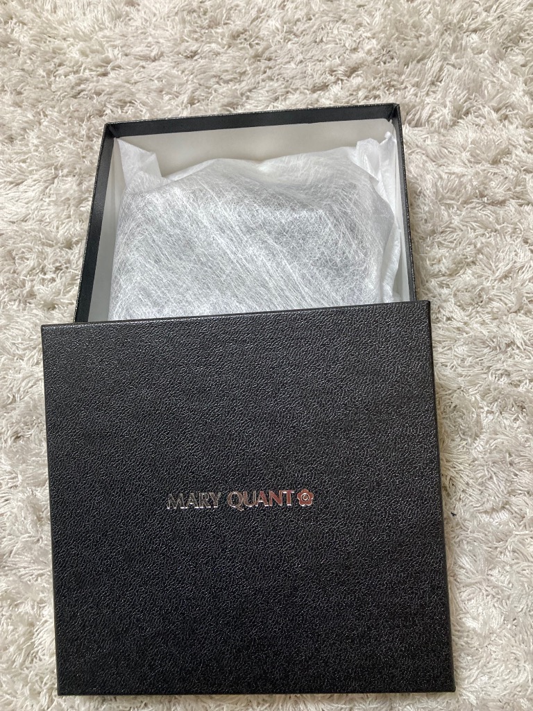 マリークワント♡　エンボスデイジーパール ミニウォレット　黒 エンボスデイジーパール ミニウォレット（財布）｜MARY QUANT