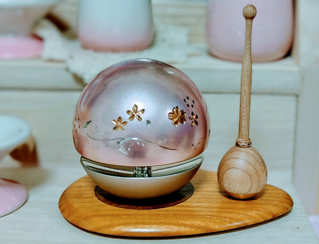 おりん 仏具 モダン たまゆらりん 桜彫入り 1.8寸 3点セット おりん 仏具 モダン たまゆらりん 桜彫入り 1.8寸 3点セット