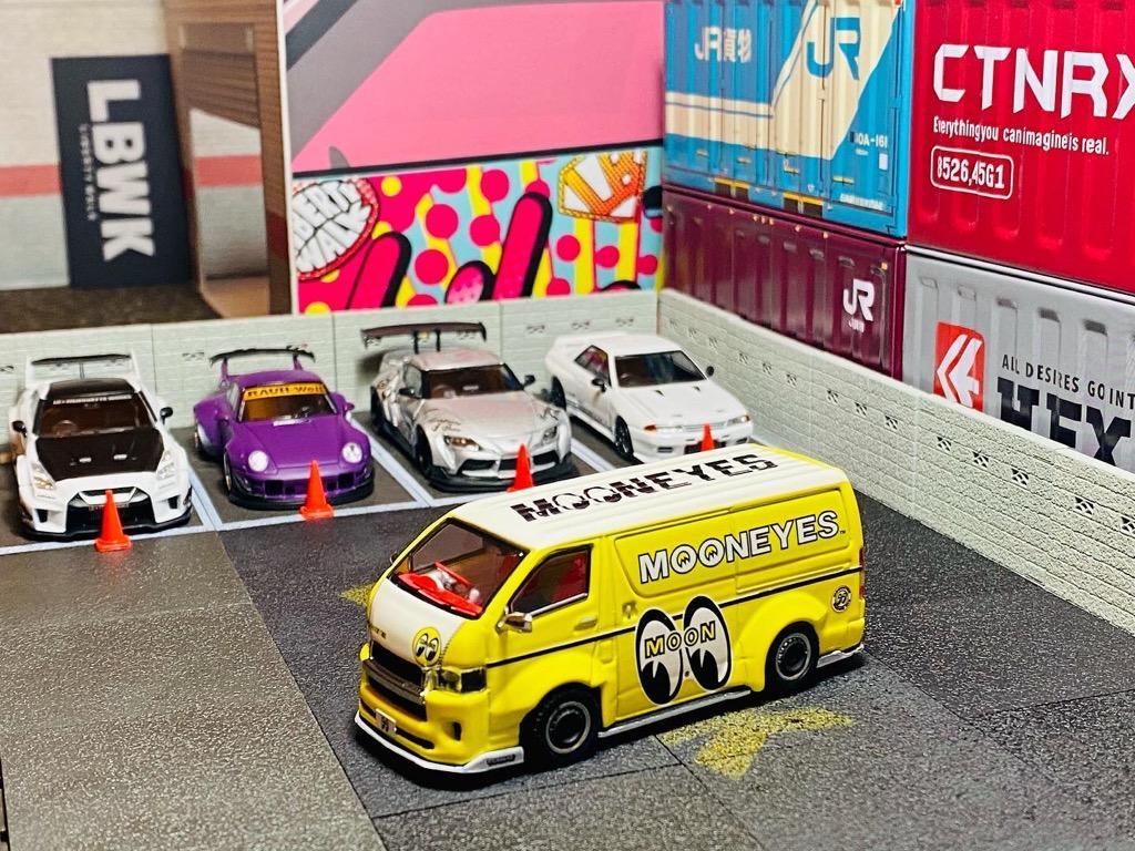 Tarmac Works T64-038-ME トヨタ Hiace Widebody MOONEYES - Yellow 