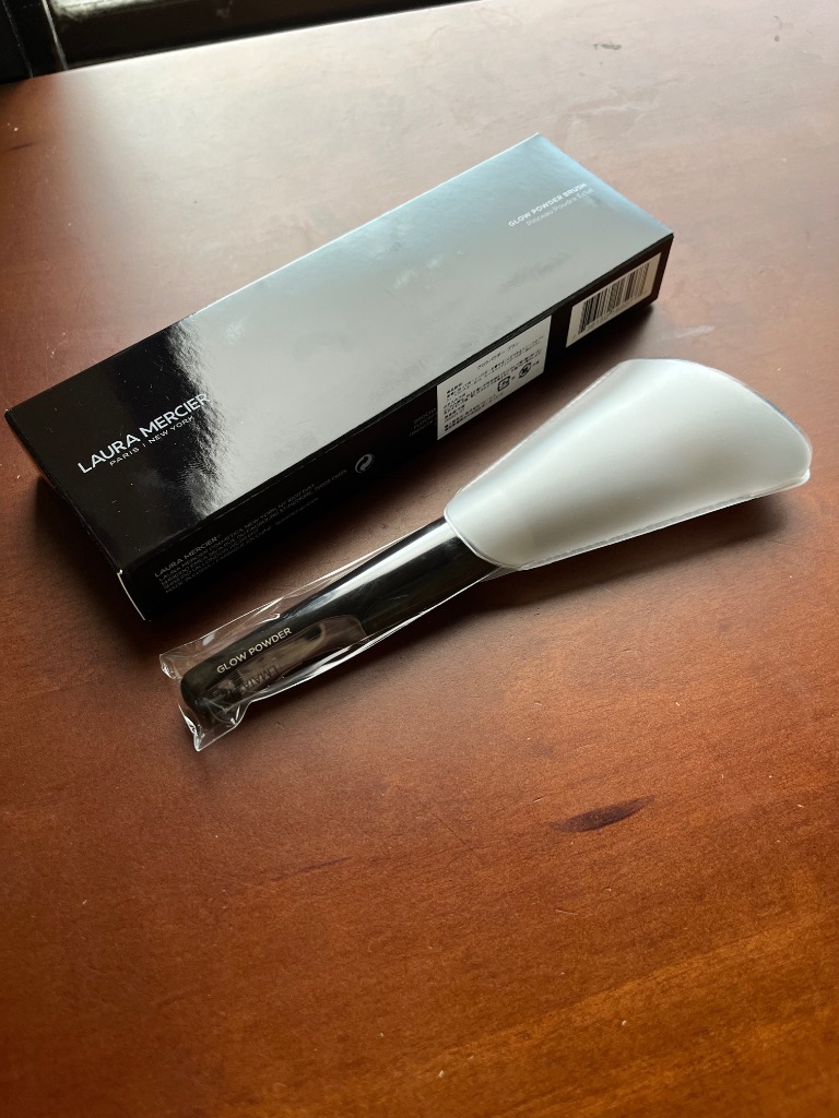 LAURA MERCIER 並行輸入品 ローラメルシエ グロウパウダーブラシ
