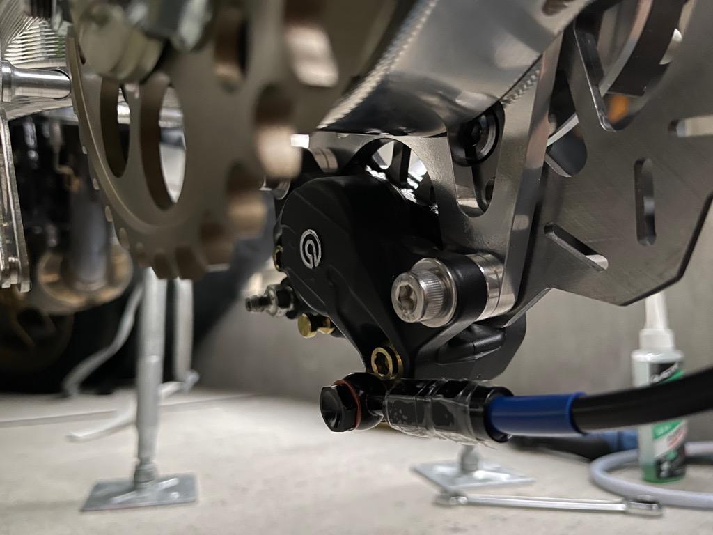 OVER オーヴァー モノアーム専用 リアキャリパーサポート ブレンボ2P(カニ)用 GROM・Z125-PRO :83-22-00:motoISM  通販 