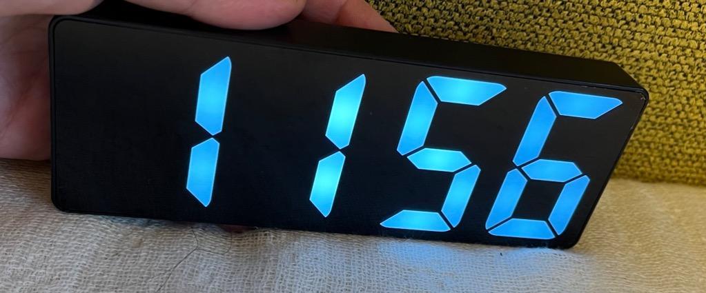 デジタル目覚まし時計 電池式ポータブル鏡面LED電子時計 黒