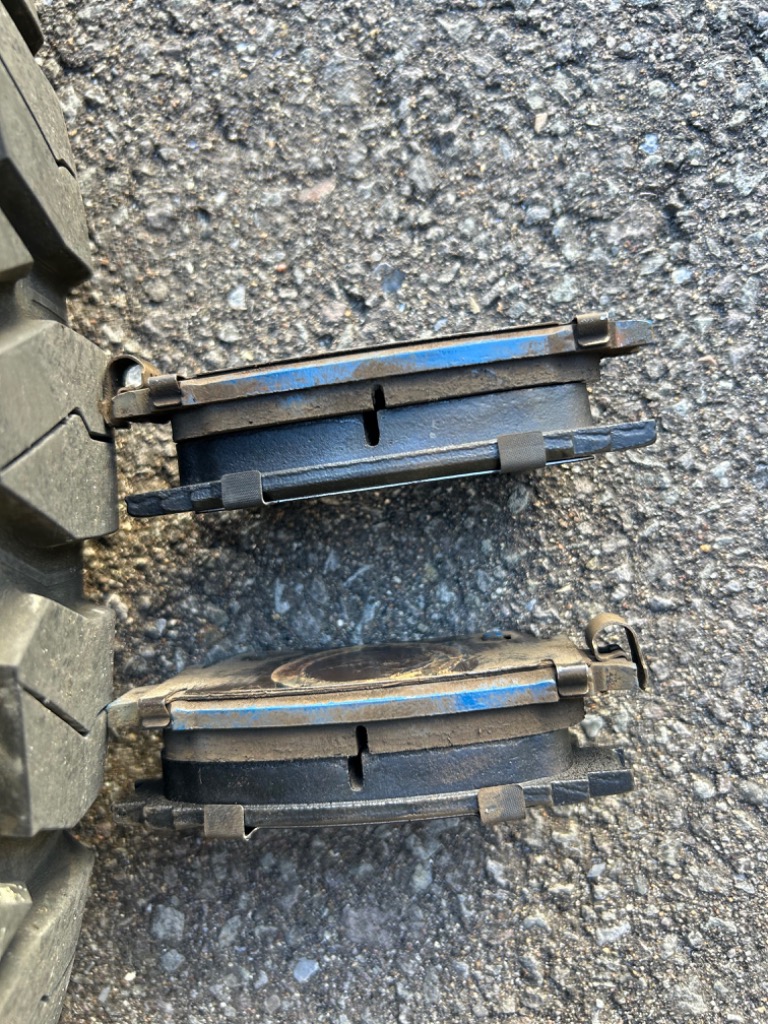 デリカD5 DIXCEL 社外ブレーキパッド　前後1台分セット　中古品 デリカD5 DIXCEL 社外ブレーキパッド 前後1台分セット 中古品