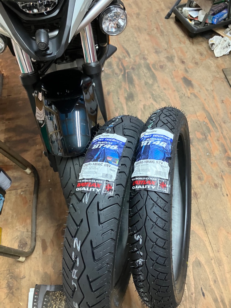 ブリジストンBattlax BT46 100/90-18チューブレス新品！ BATTLAX BRIDGESTONE 100/90-18 M/C 56H BT46 フロント TL