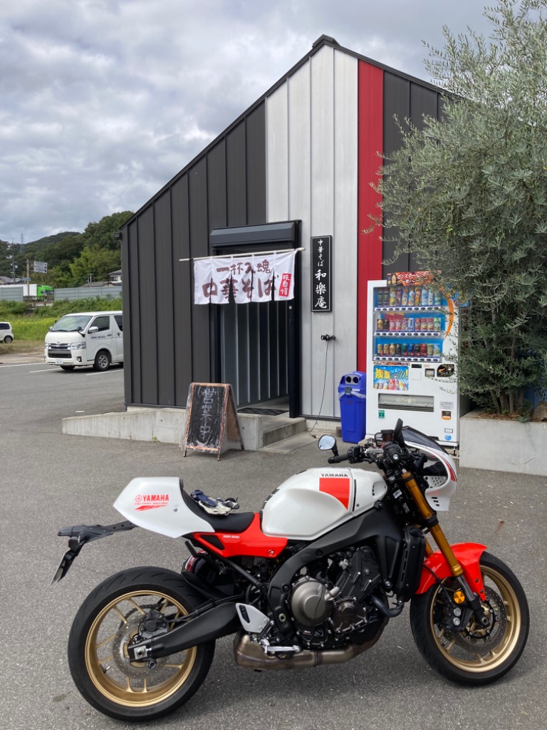 ワイズギア XSR900('24) シートカウル ホワイト/レッド Q5KYSK135S06