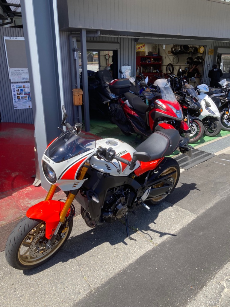 ワイズギア XSR900('24) シートカウル ホワイト/レッド