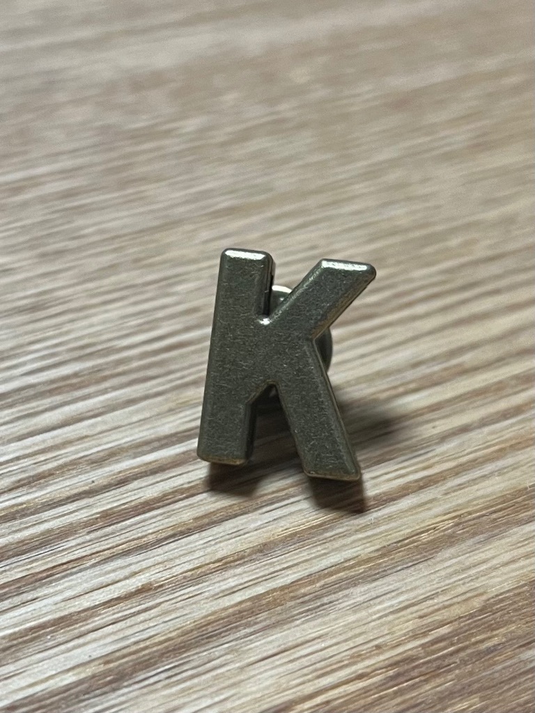 ピンバッジ◇アルファベット「K」アンティーク真鍮色 ピンズ