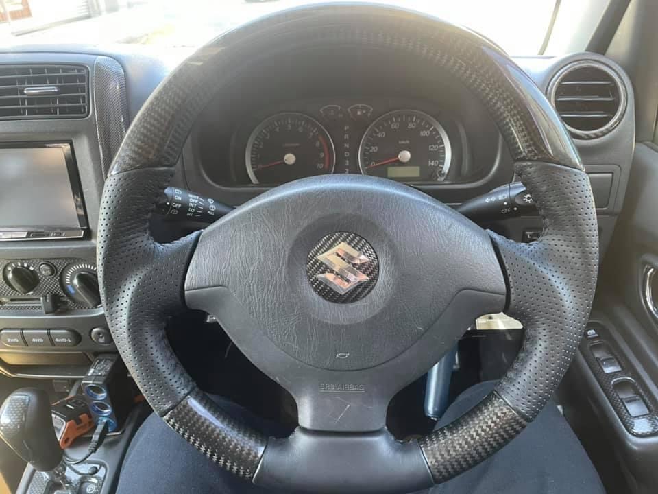 REAL ブラックカーボンステアリング ジムニーJB23W-5〜9型/JB43-4〜8型