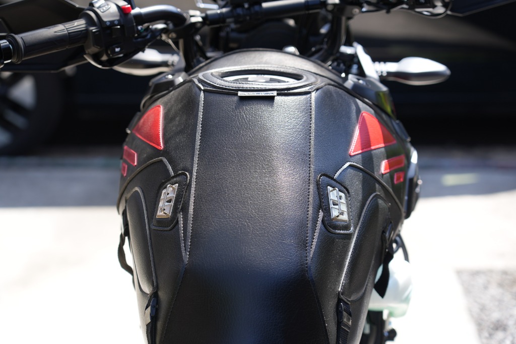 BAGSTER (バグスター) タンクカバー ブラック/レッド V-STROM250 