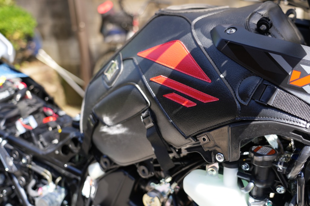BAGSTER (バグスター) タンクカバー ブラック/レッド V-STROM250