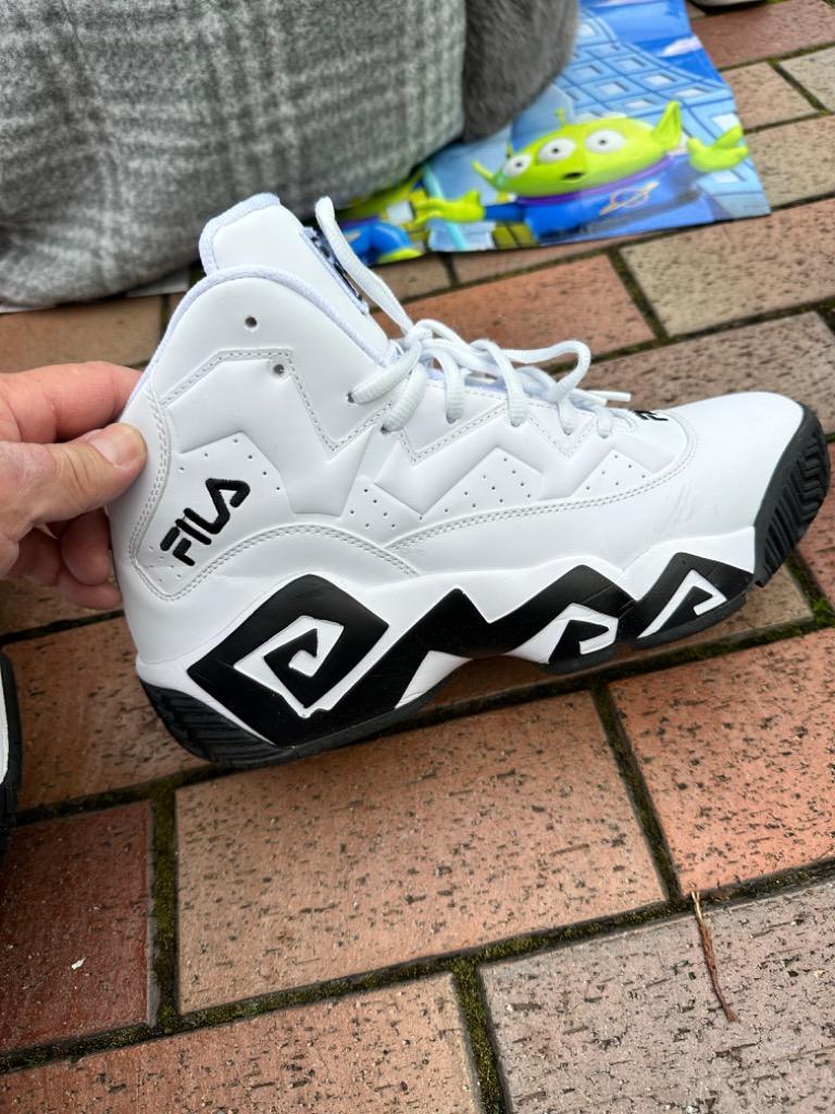 FILA BE:FIRST着用 フィラ スニーカー レディース メンズ 白 ホワイト