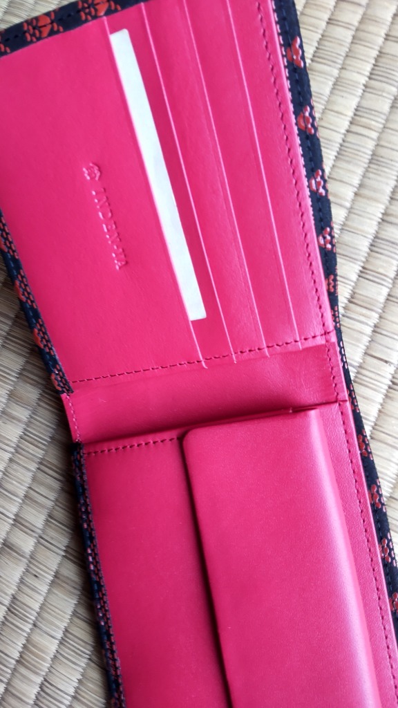 【大人気！】【印傳屋】財布 折りたたみ財布 富士山 赤 新品未使用！！ 印傳屋 印伝 財布 二つ折り札入 2803 黒地鹿革 赤漆 赤たかね