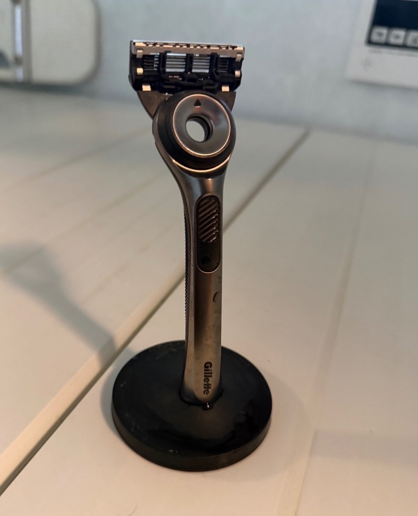 ジレット ラボ Gillette Labs 角質除去バー搭載 本体(替刃4コ付) +