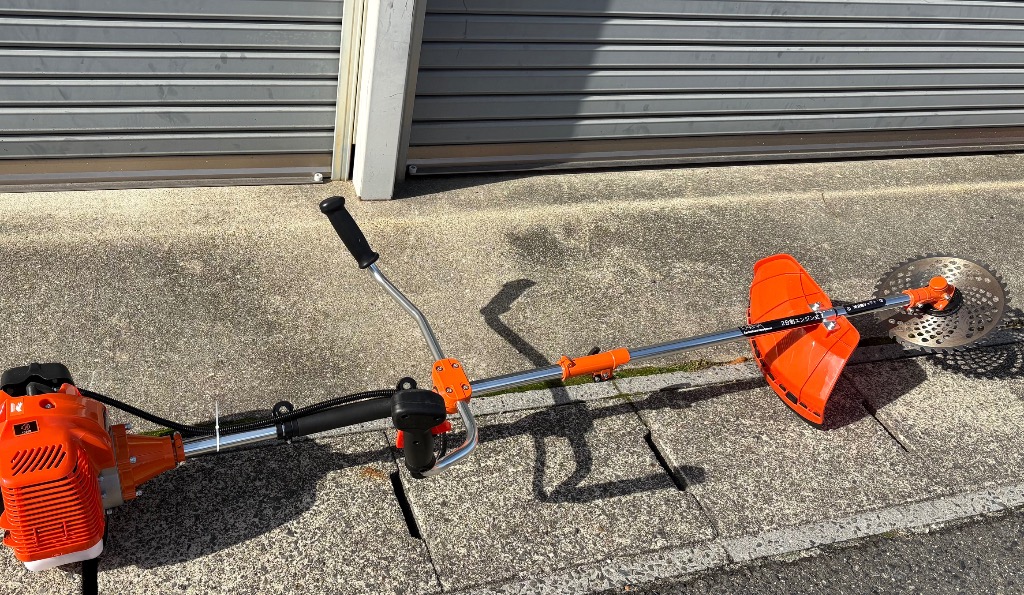 売尽しセール！5種類アタッチメント付 52cc強力草刈機 エンジン式