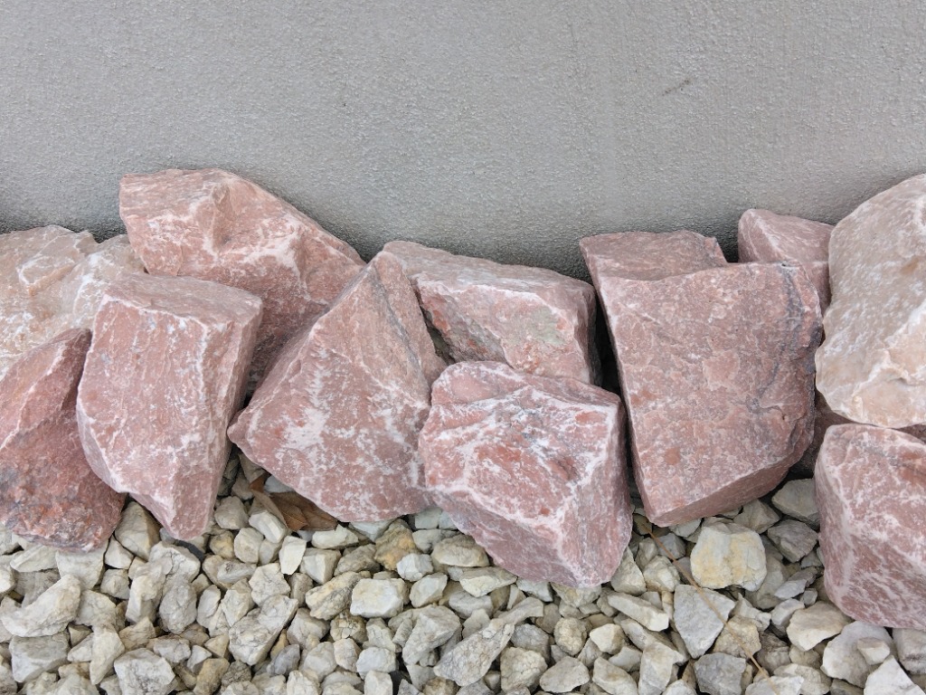 庭石 ピンク S 110kg (22kgx5箱) ロックガーデン 10％増量中 割栗石 み