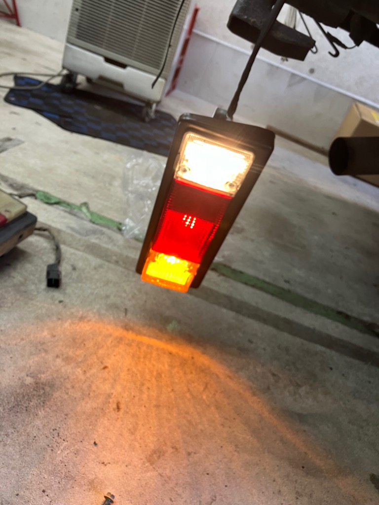 三菱ふそうキャンターFE211　76y～85yテールランプ右12ＶMB097954社外新品。 トラック用テールランプ 左右セット(FE600キャンター標準用