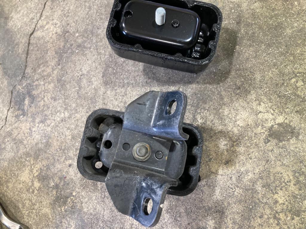 エンジンマウント（フロント） 11610-81aa0 スズキ純正部品