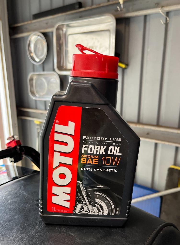 MOTUL (モチュール) FORK OIL FACTORY LINE MEDIUM フォークオイル ファクトリーライン ミディアム 10W 1L  バイク用 品番105925 :105925-lot:てんこ盛り! - 通販 - Yahoo!ショッピング