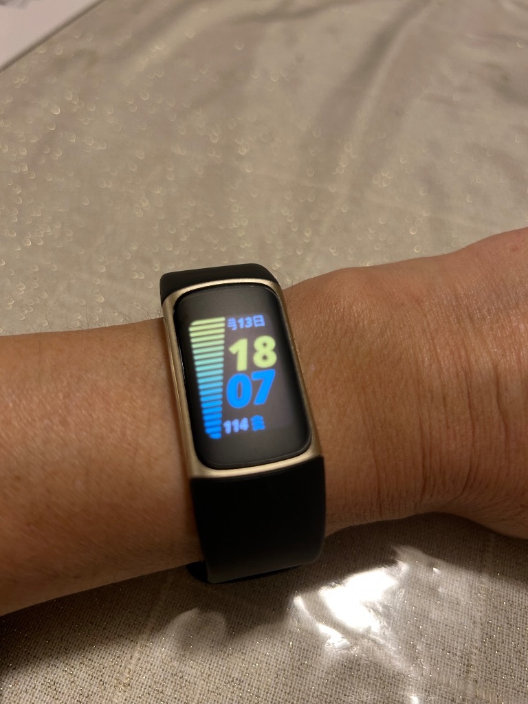 Fitbit Charge 5 トラッカー ルナホワイト/ソフトゴールド [最大