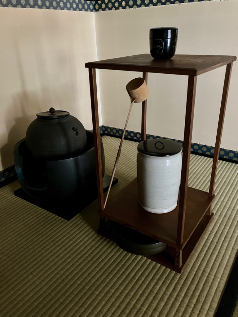 ◆茶道具◆西尾香舟作 流水文 手桶水指◆共箱 細水指 白釉 阿蘭陀 西尾香舟作 （紙箱） : お茶道具東玉堂