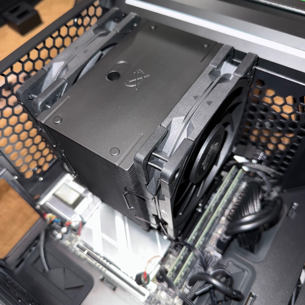 【ジャンク品】6点セット ケース、CPUクーラー、電源2個、マザボ、グラボ ジャンク品】6点セット ケース、CPUクーラー、電源2個、マザボ