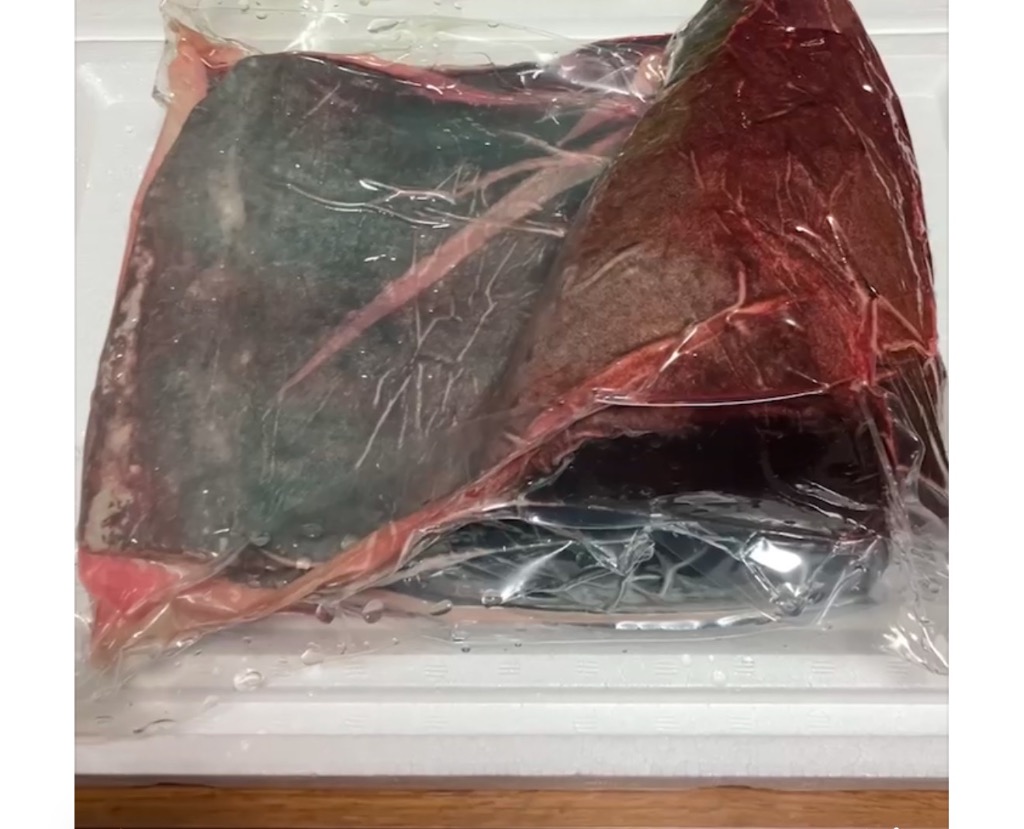 【送料込】対馬産　本マグロ腹側ブロック0.93ｋｇ（冷凍・養殖） 生・本マグロ 中トロ・赤身ブロック 約500g 国産・養殖