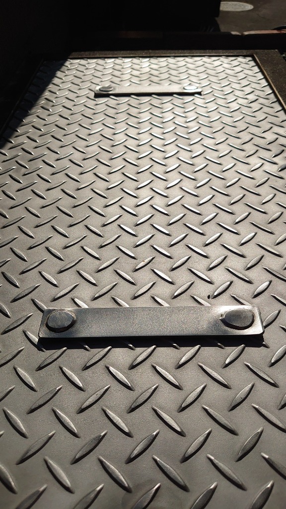 ステンレスSUS304 　縞鉄板　蓋加工　取手　2箇所つき　ご指定のサイズにて製作！ 厚さ　3.5ミリ　 700×500ミリ以下　重さ　約12.9kg　 グリストラップに！