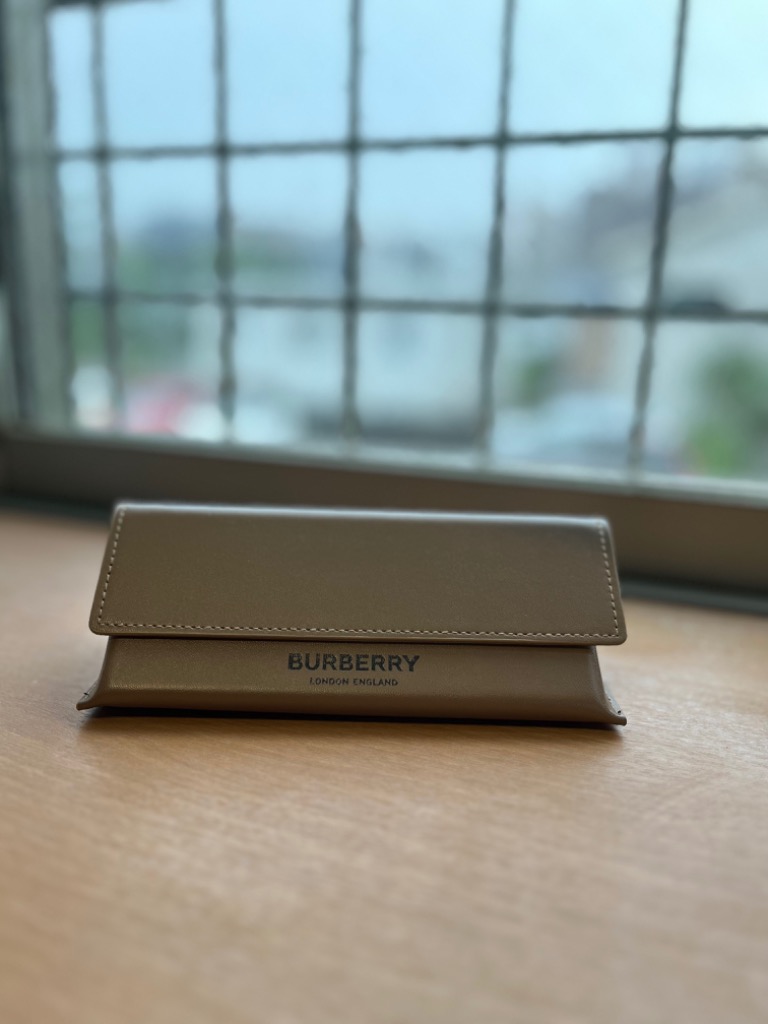 美品　BURBERRY スクエアサングラス　グリーン BURBERRY バーバリー サングラス ブラウン スクエア アイウェア ロゴ