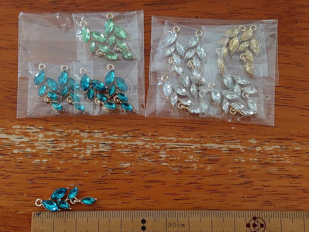揺れる リーフデザイン 25mm ストーンチャーム 植物 リーフ