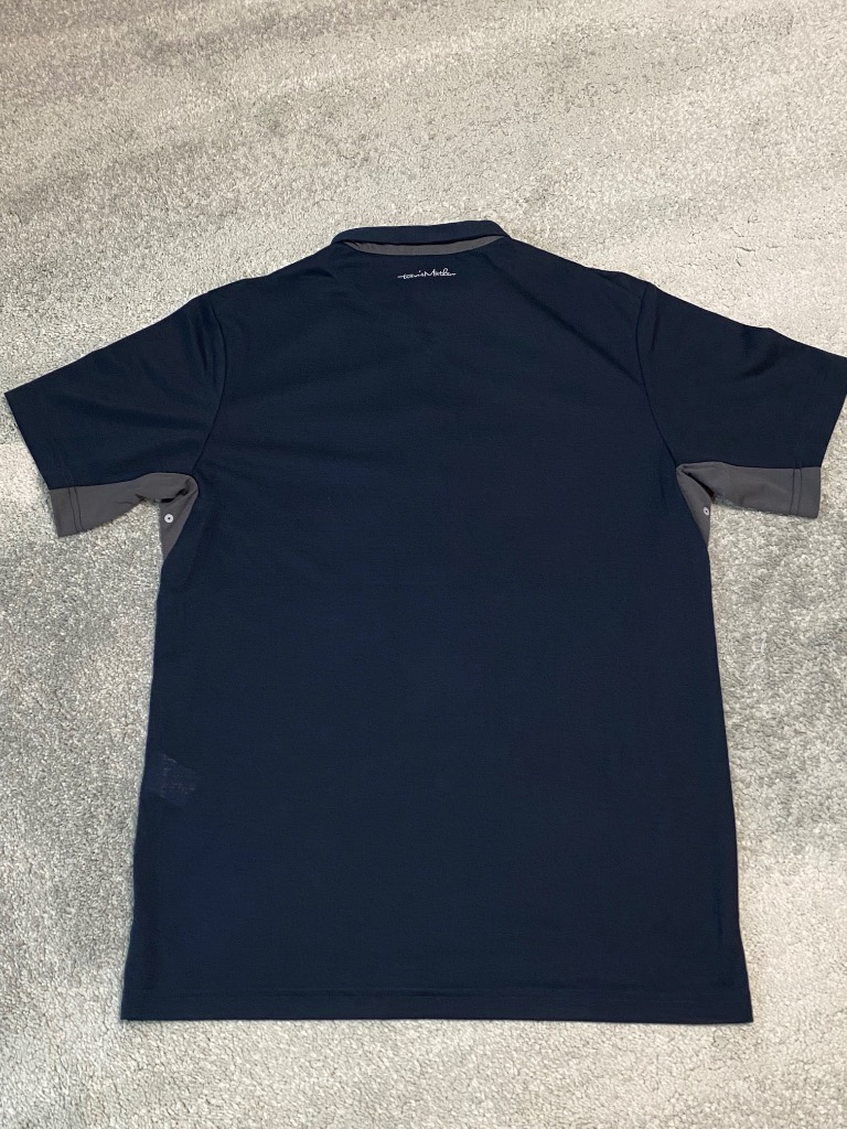 サイズ：M TRAVIS MATHEW トラビスマシュー  半袖 ポロシャツ 総柄 ネイビー系 [240101417279] ゴルフウェア メンズ ストスト TRAVISMATHEW TRAVIS MATHEW トラビスマシュー 半袖ポロシャツ