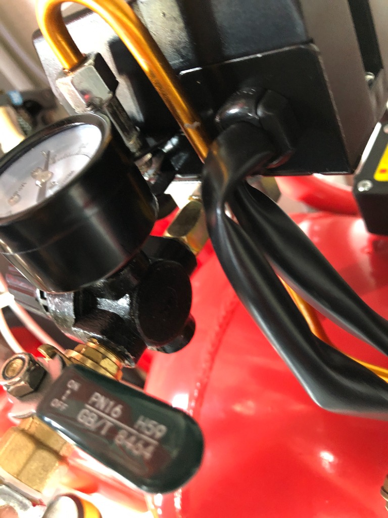 オイルレスエアーコンプレッサー39L 静音 アルミ製 : 特得展示会