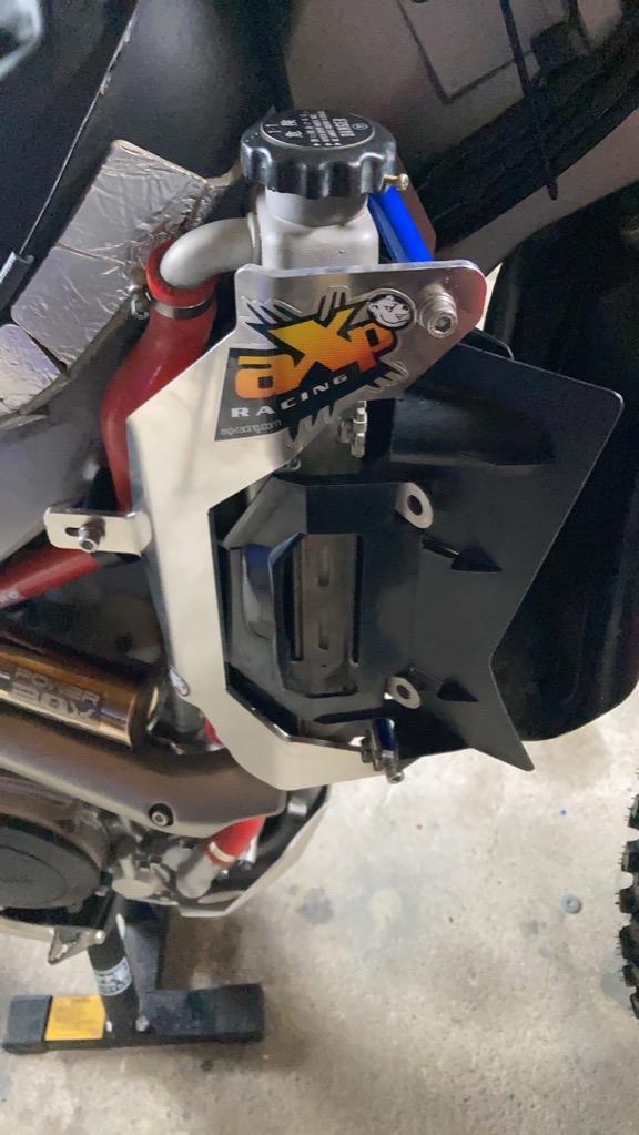 AXP RACING エーエックスピーレーシング ラジエターガード