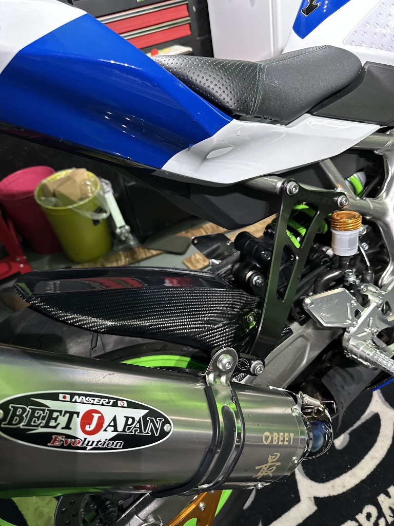 Z1000 マジカルレーシング　綾織カーボンインナーフェンダー　値段下げました。 Z1000 マジカルレーシング 綾織カーボンインナーフェンダー 値段