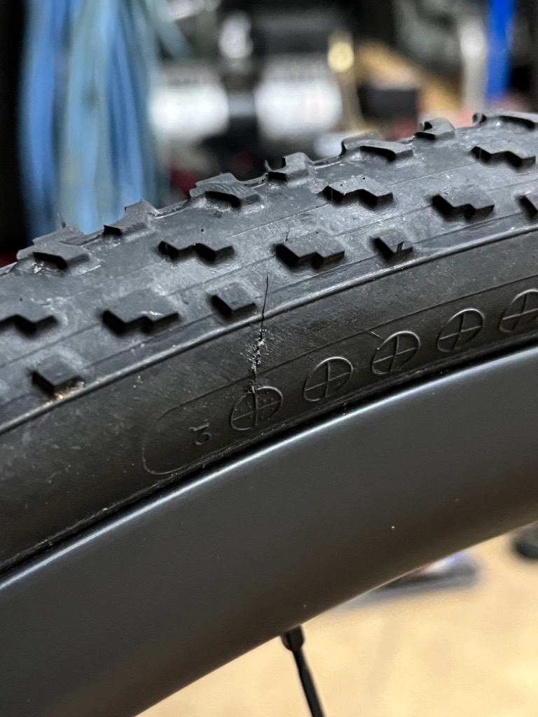 IRC SERAC CX 700×32C ブラック チューブレスレディ フォルダ