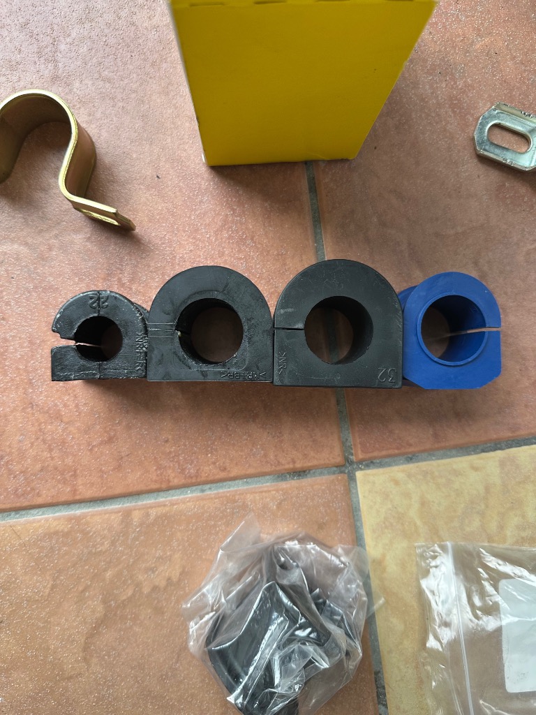 スタビフレームブッシュ フロント 32mm・ブラケット付・サバーバン K5