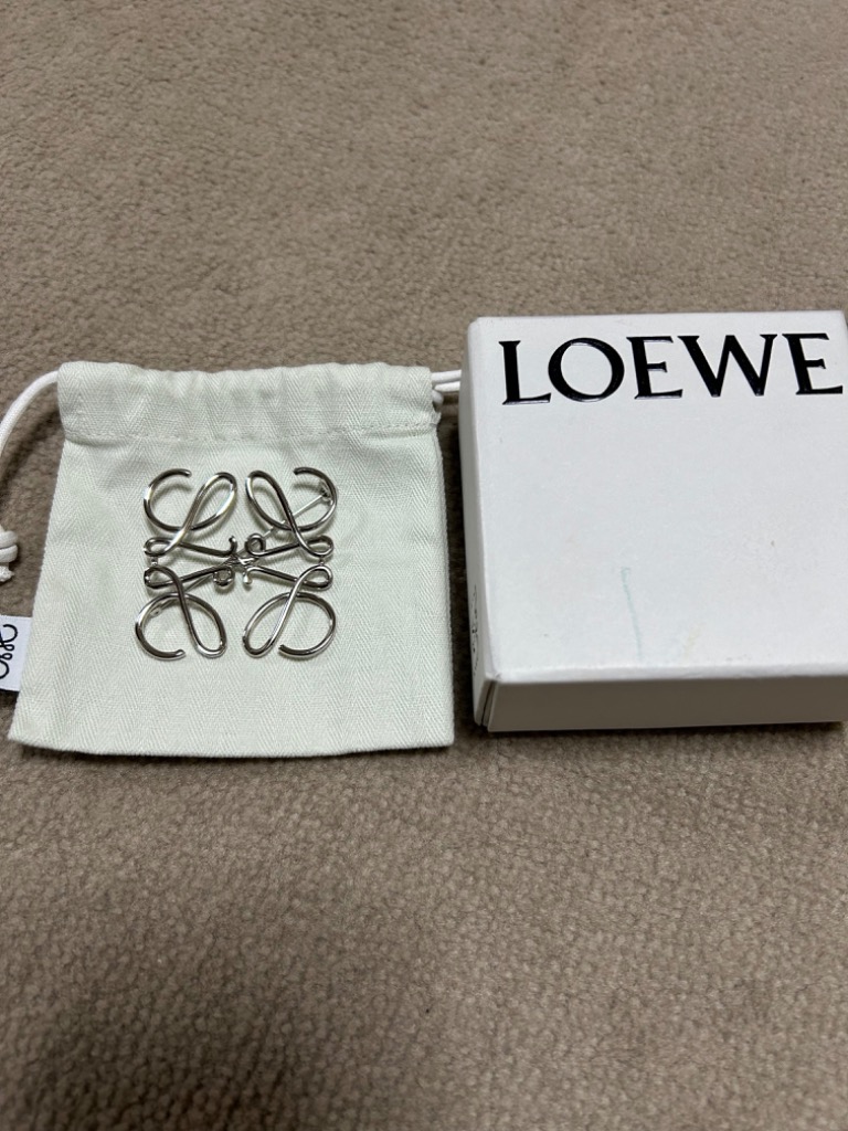 LOEWE ロエベ アナグラム ブローチ メタル シルバー 111.25.020