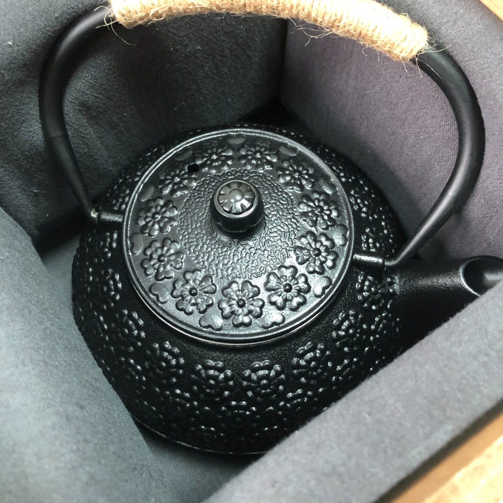 南部鋳鉄製 鉄瓶 桜花模様 中古品　黒色 南部鋳鉄製 鉄瓶 桜花模様 中古品 黒色 - メルカリ