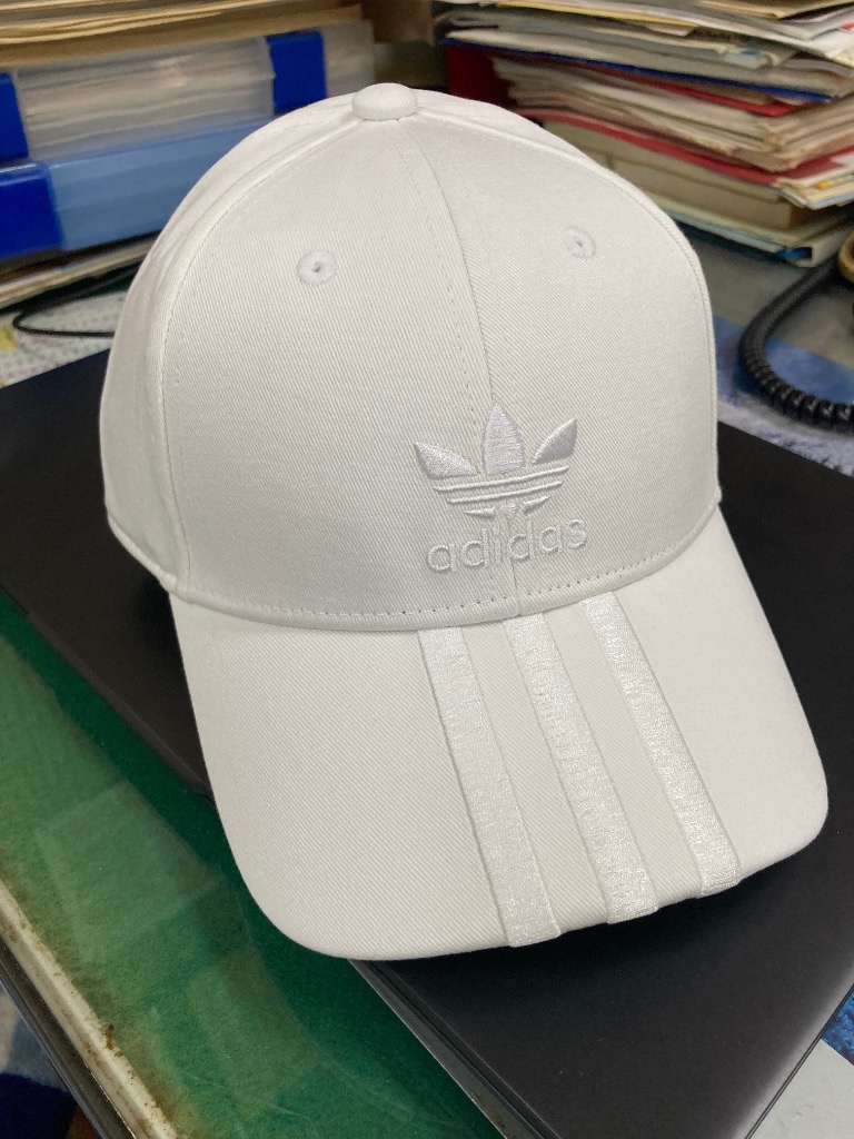 adidas ホワイトキャップ ロゴ刺繍 (2) アディダス 刺しゅうロゴ 軽量ベースボールキャップ - ホワイト