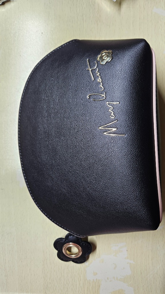 MARY QUANT マリクワ フリップサイドデイジー ラウンドポーチL MARY QUANT ONLINE SHOP｜マリークヮントオンラインショップ