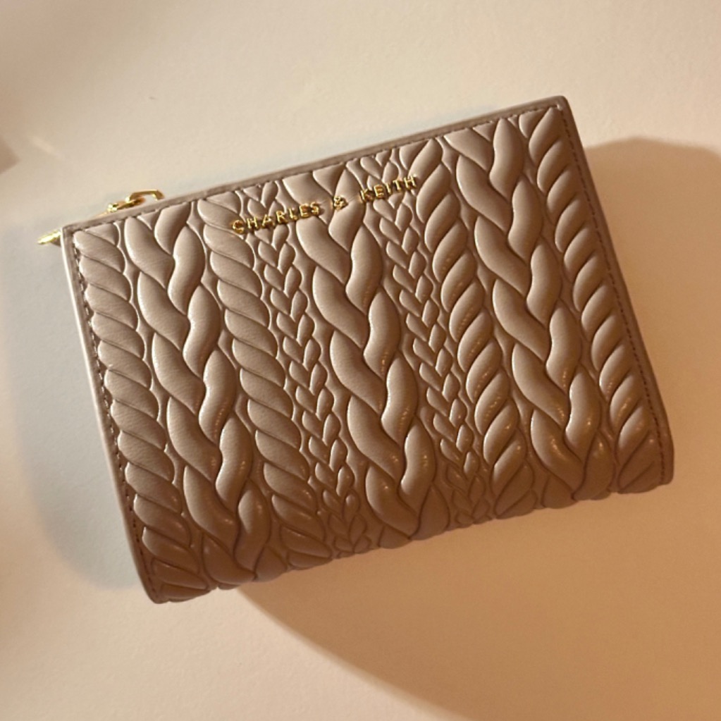 CHARLES & KEITH◆Apolline トップジップ ウォレット◆送料込 CHARLES & KEITH Apolline アポリーネ テクスチャートップジップ
