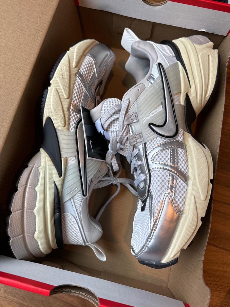 NIKE スニーカー ナイキ V2K RUN ラン MHJ4497 100SMTWHT/M SI