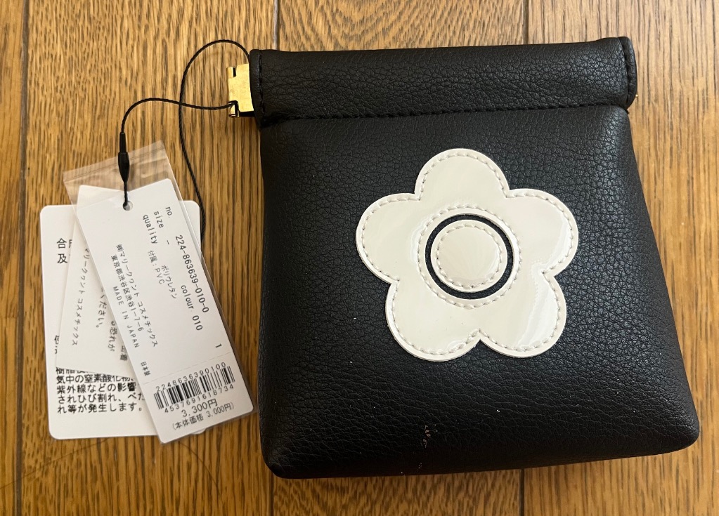 2-5日着 MARY QUANT サインロゴデイジーパッチ バネクチポーチ MARY QUANT ONLINE SHOP｜マリークヮントオンラインショップ