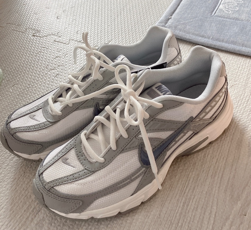 【NIKE】 ナイキ W INITIATOR SMTWHT/ASHSL 国内発送 NIKE スニーカー ナイキ W INITIATOR ウィメンズ イニシエーター